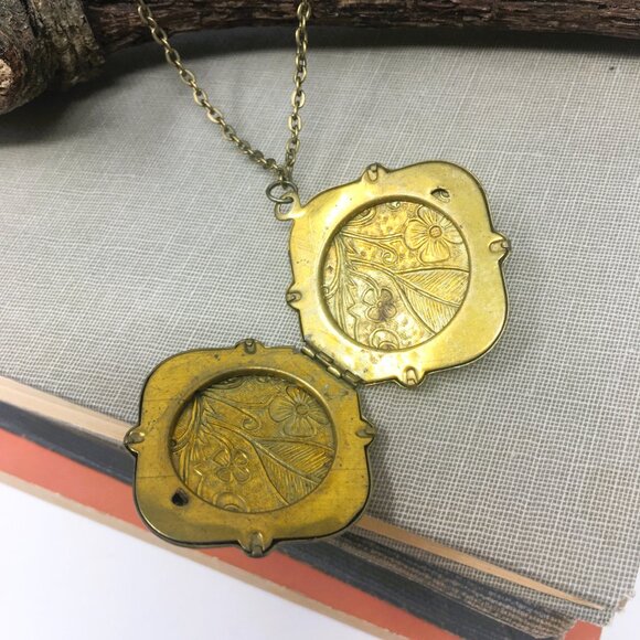 Vintage Hexagonal Ornate Floral Embossed Brass Locket Choker Necklace - Picture 4 of 16